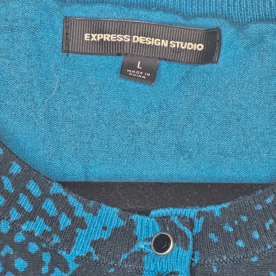 Cárdigan suéter Express con botones azul y negro estampado de serpiente manga 3/4 grande Foto 2 de 4