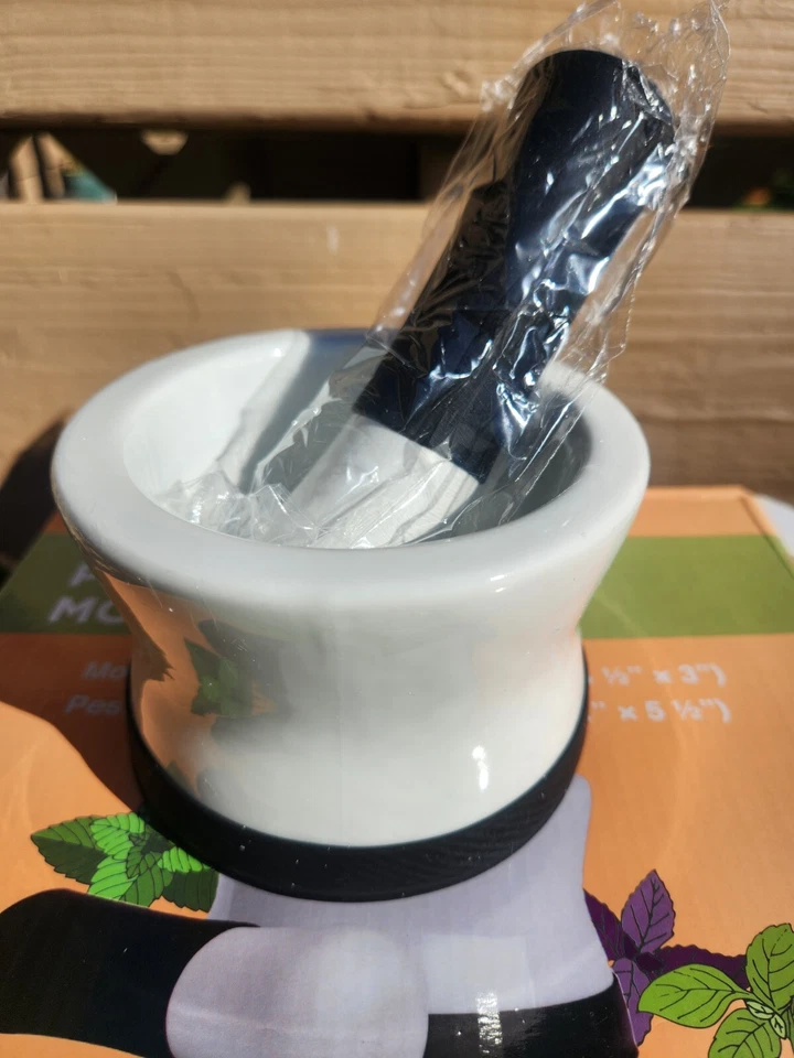 Mortero y mortero de porcelana HEALTHSMART™ con base de silicona negra Foto 3 de 3