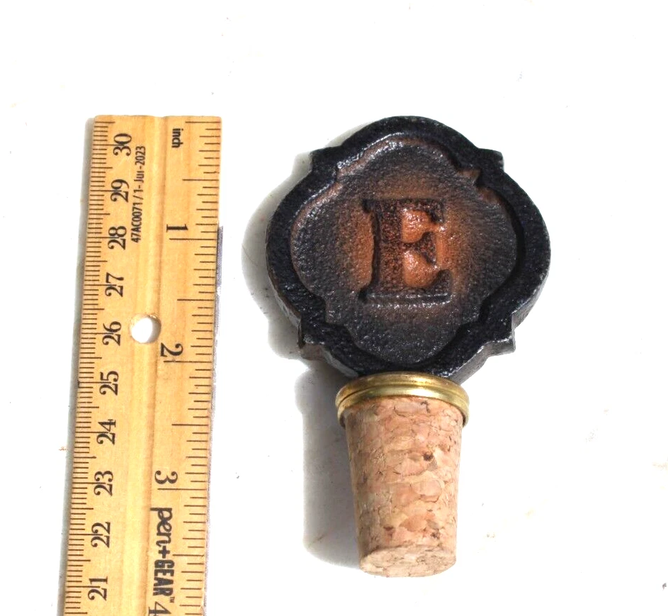 Tapón de corcho de vino inicial Mud Pie Quatrefoil monograma de hierro fundido "E" Foto 4 de 4