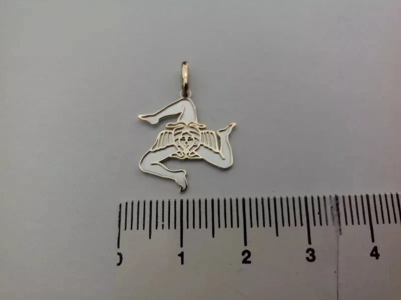Colgante plano oro blanco amarillo 18k Trinacria Sicilia satinado y pulido, italiano Foto 3 de 4