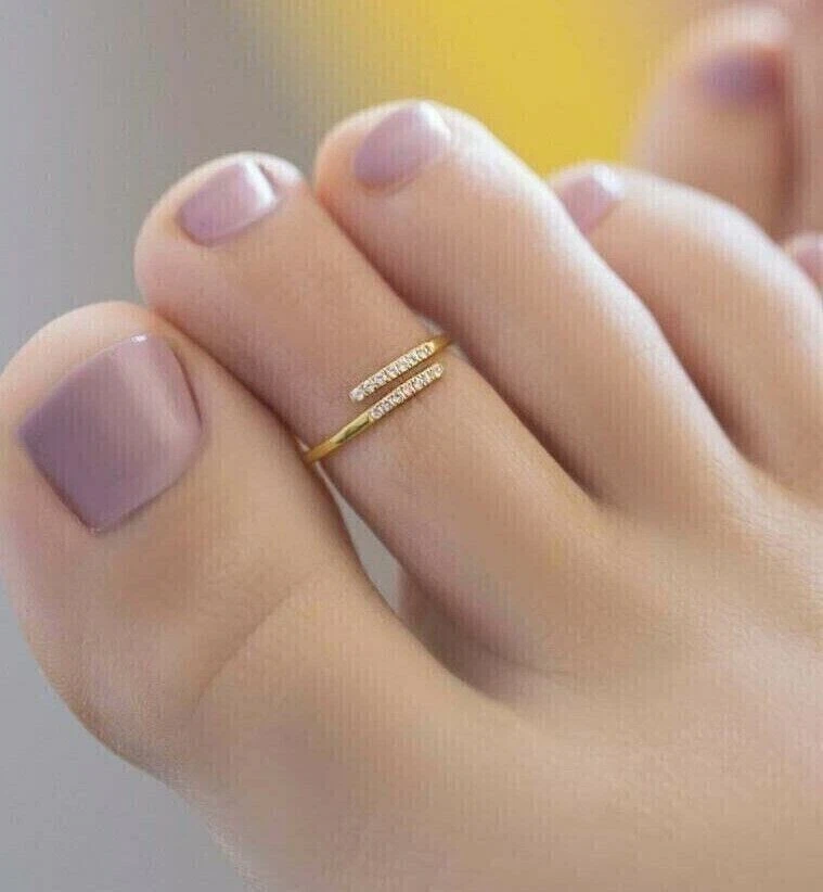 Anillo de dedo ajustable redondo de diamantes simulados de 1 quilate chapado en oro amarillo de 14 quilates para mujer Foto 3 de 4