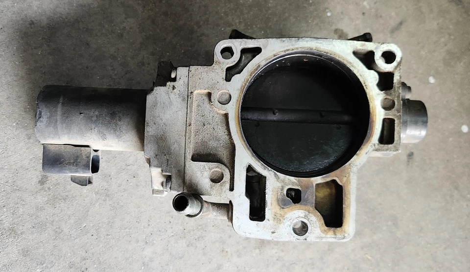 Cuerpo del acelerador DBW con espaciador Airaid 200-520 de Cadillac Escalade Tahoe 2002 Foto 3 de 4