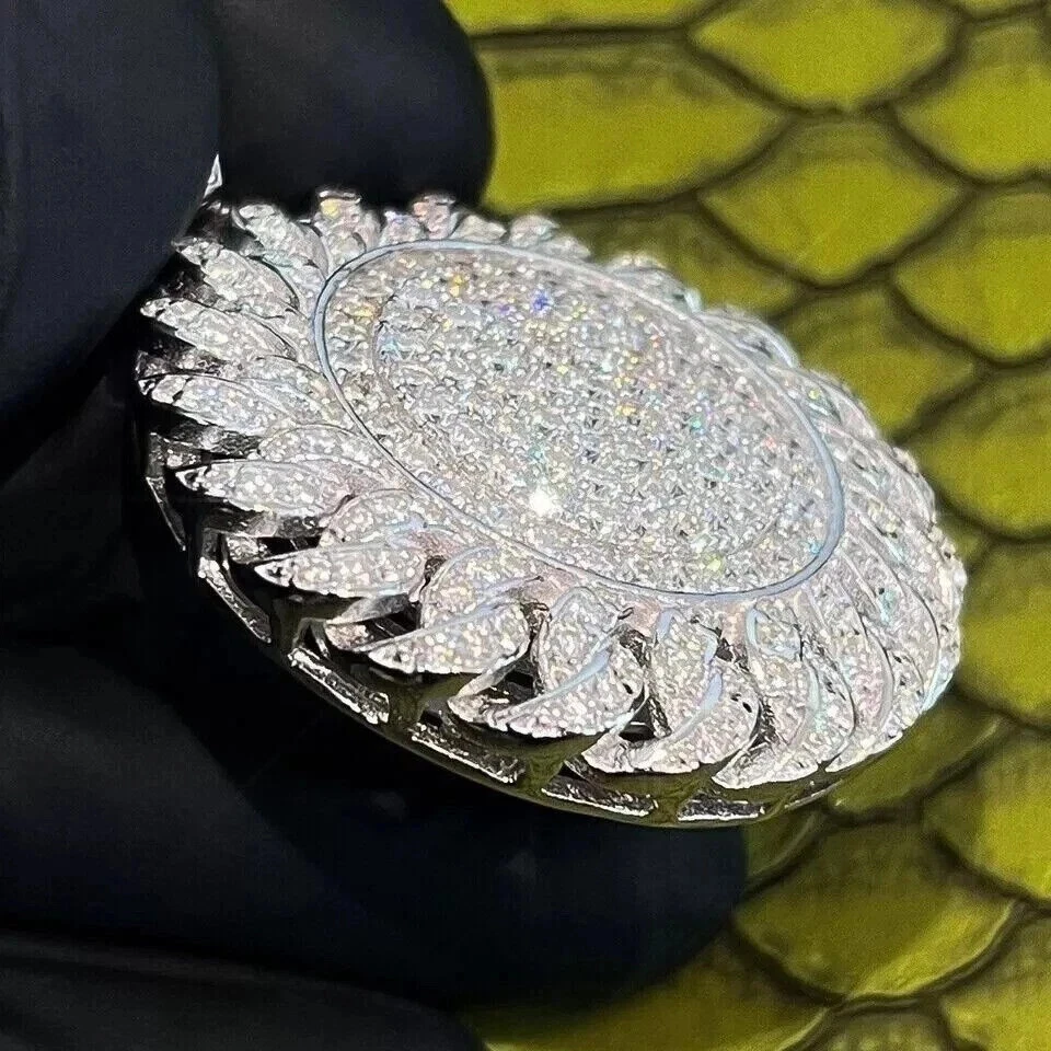 Colgante medallón de diamantes simulados de corte redondo de 2 quilates para mujer enchapado en oro blanco de 14 k Foto 4 de 4