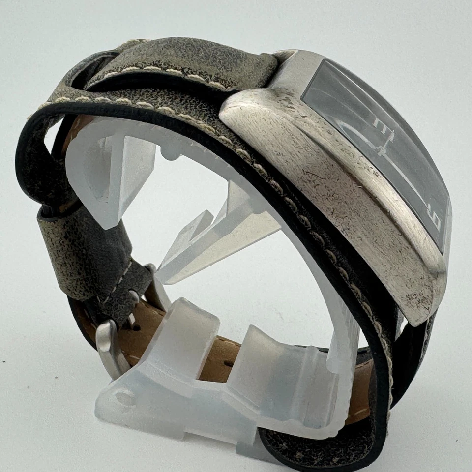 Reloj de Cuarzo Reaction Kenneth Cole Hombre Plata Barril Cuero Banda Nuevo Batte Foto 3 de 4