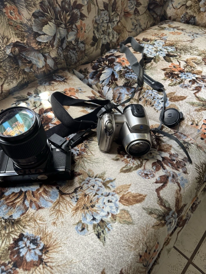 Old Cameras and Lens to go with them - Image 2 of 4