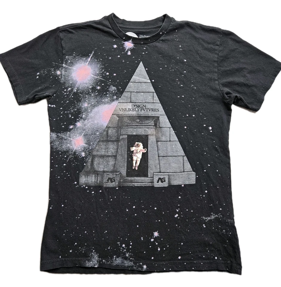 Camiseta Analógica Ag Design Unlikely Futures Premium Fitted Adulto Média Preta  - Imagem 2 de 4