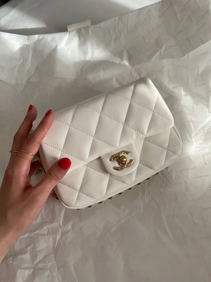 Auténtico bolso Chanel 24C blanco de piel de cordero pequeño acolchado con solapa Foto 4 de 4