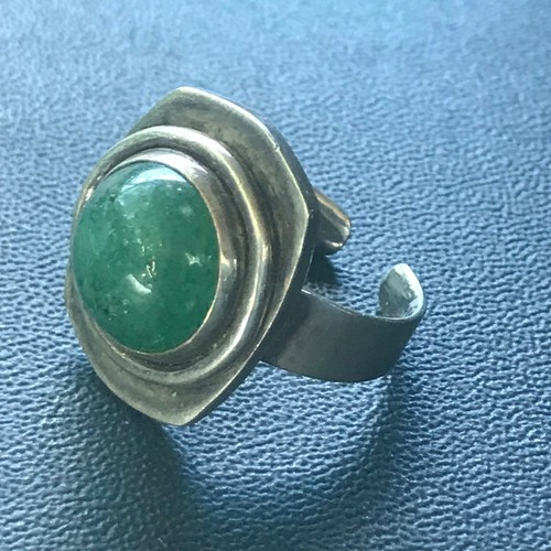 Estate Nonmagnetic Silver w Round Green Domed Stone MODERNIST Adjustable Ring - Picture 5 of 10
