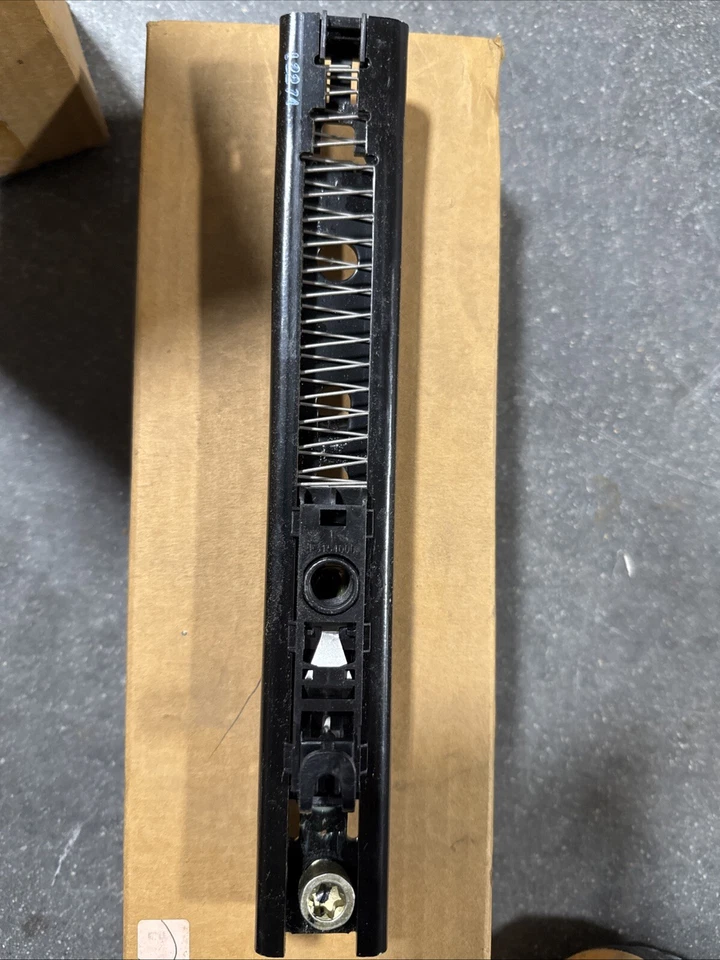 Ajustador de altura del cinturón de seguridad trasero Ford OEM 1L2Z78602B82AA Foto 2 de 4