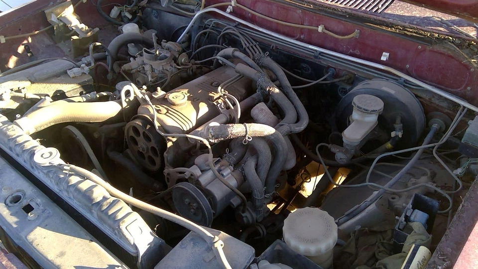 Isuzu Pup Pickup 1986 conjunto de cuello de llenado de combustible con tapa de gasolina OEM Foto 2 de 4