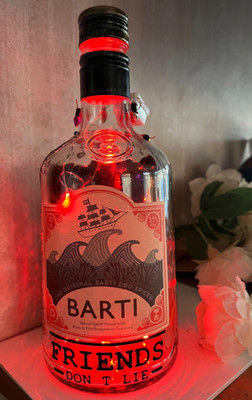 Up Cycled Barti Rum Flasche Stranger Things mit Alphabet & Rotlicht Handarbeit