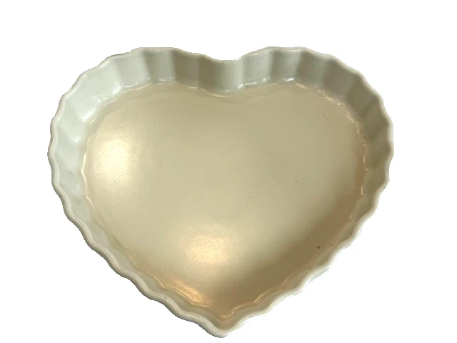 Le Creuset Stoneware Fluted Heart Tart Pie Baking Dish Large EXCELLENT