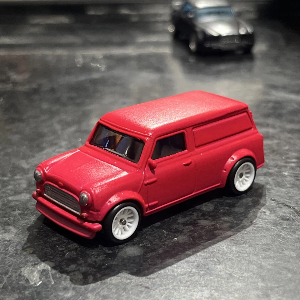 Mini van Hot Wheels Austin personalizada com pilotos reais - Imagem 2 de 4