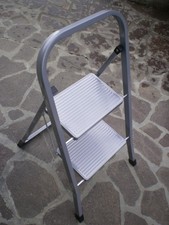 Scaletta a 2 Gradini pieghevole con chiusura di sicurezza -  SCALA IN ACCIAIO