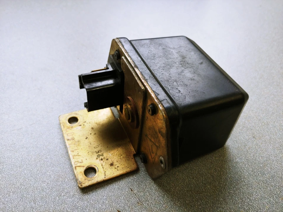 REGULADOR DE VOLTAJE MARCHAL ORIGINAL USADO MUY BONITO ORIGINAL PORSCHE 911 930 SEV Foto 3 de 4