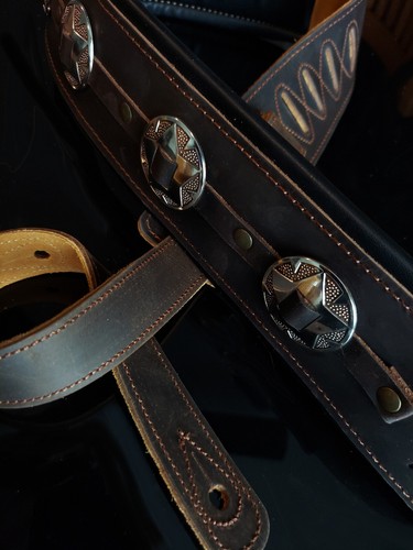 Iconic Premium Conchos 3,25 Zoll breites Leder gepolstert braun Gitarre oder Bassband - Bild 8 von 8
