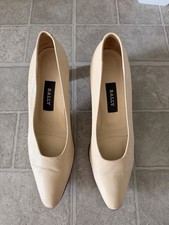 Bally Vintage Cream Leather Pointed Toe Pumps Size 7N Made In Italy