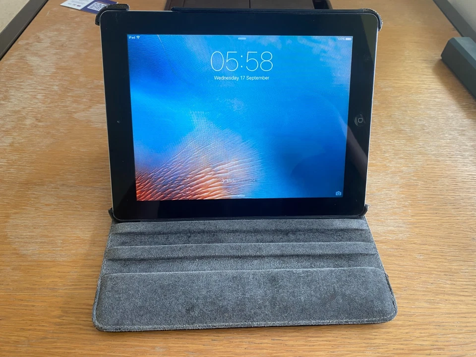 Apple iPad 2 - 32GB Silver, Wifi and Bluetooth - Image 2 of 4