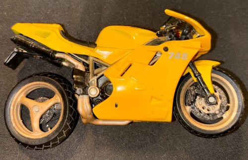 Maisto Special Edition Ducati 748 Yellow 1:18 Scale Die-Cast Motorcycle Model
