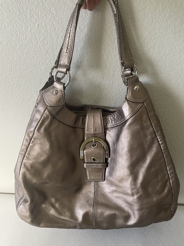Bolso de hombro Coach de cuero metálico bronce