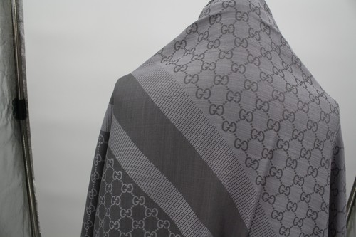 Nuevo con etiquetas CHAL GUCCI GUCCISSIMA lana clara seda GG WEB 55 x 55 PERLA / GRIS MEDIO - Imagen 6 de 11