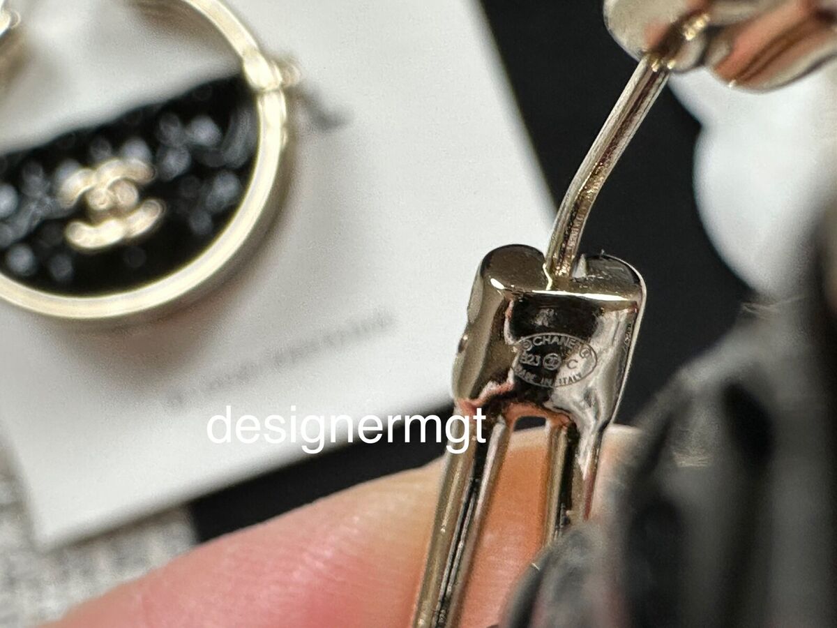 NIB 100%AUTH Chanel 23C Black Resin Quilted Bag Hoop NIB 100%AUTH Chanel 23C Black Resin Quilted Bag Hoop