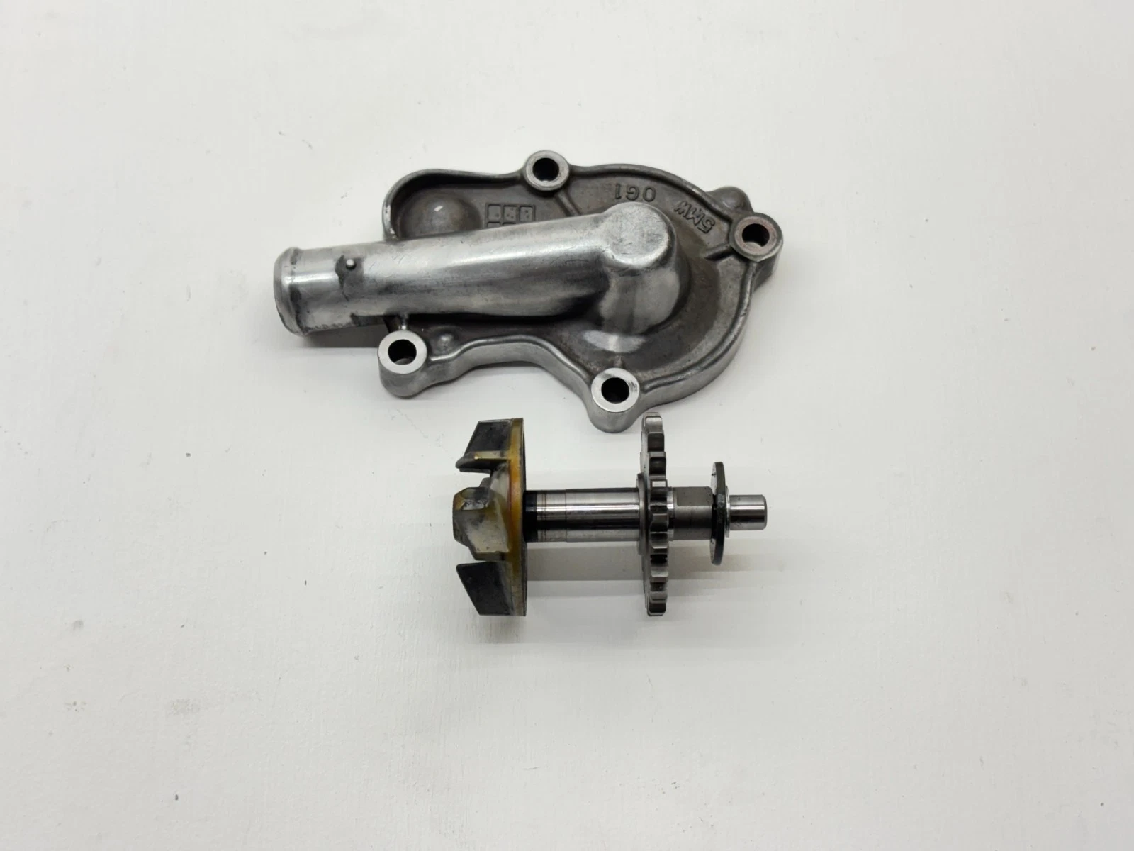 2002 Yamaha YZ250 Water Pump Assembly Impeller Engine Housing Cover Shaft OEM
