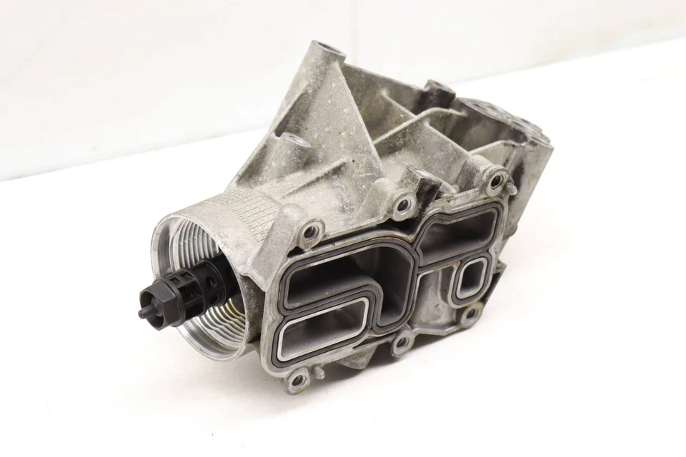 Mercedes-Benz CLA45 AMG 2014-2015 2,0 L - Carcasa de filtro de aceite del motor 1331800010 Foto 3 de 4