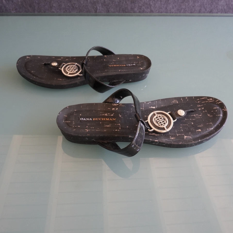 Sandalia Tanga Mujer Dana Buchman – Negra, Plateada Detalle Logo - 8.5M Informal Chic Foto 4 de 4