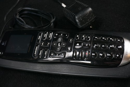 LOGITECH HARMONY ONE UNIVERSAL FERNBEDIENUNG R-IY17 & L-LW20 BASE GETESTET FUNKTIONIERT - Bild 2 von 6
