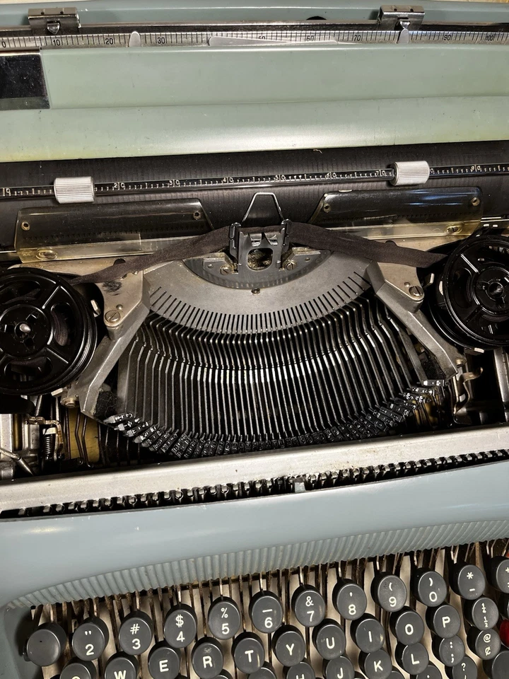 Olivetti Underwood Studio 44 ручная винтажная пишущая машинка с чехлом, книга - Изображение 3 из 4