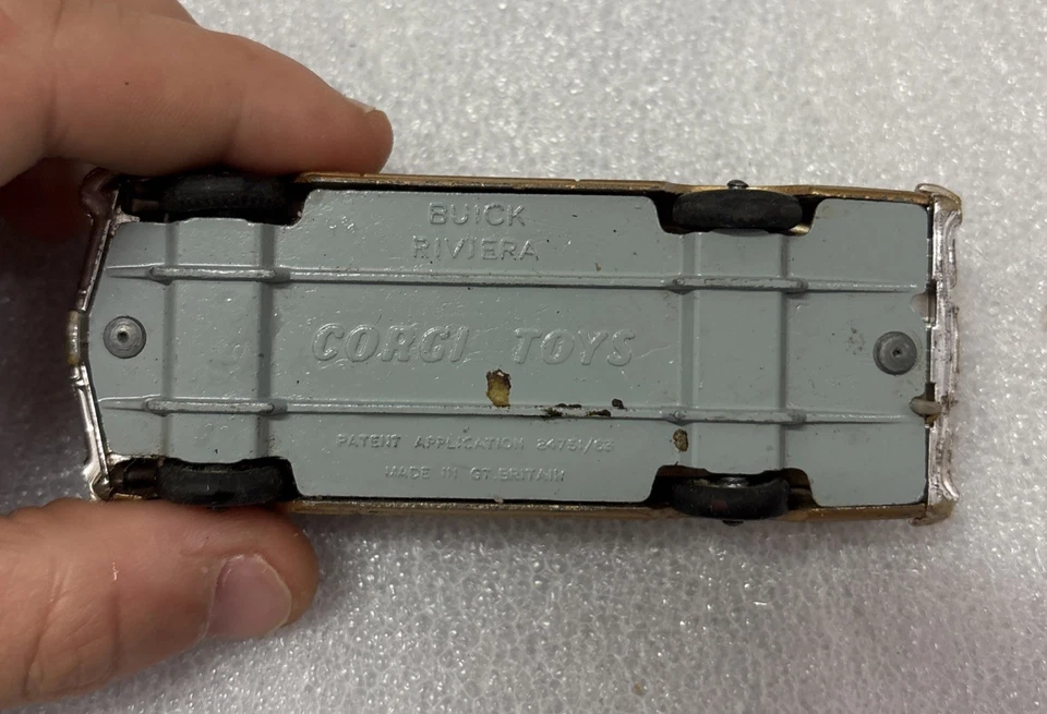 CORGI TOYS 245 BUICK RIVIERA - Immagine 3 di 4