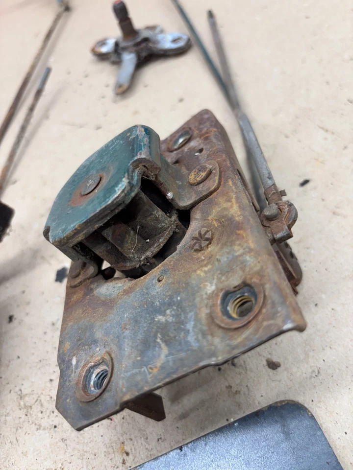 Chevrolet GMC 1967 1972 camión K10 K30 K5 C10 C30 juego de pestillos de puerta con varilla de acoplamiento OE Foto 4 de 4