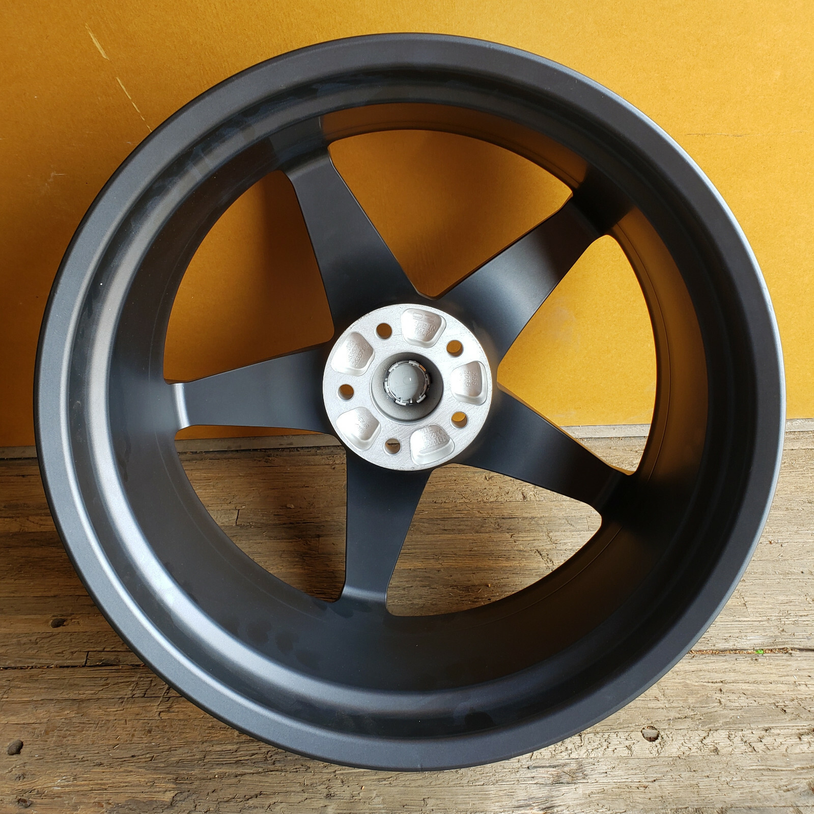 Ferrari California Front Wheel Rim 8JX20 Grigio Ferro Mito Rosso ALFG 263571 OEM