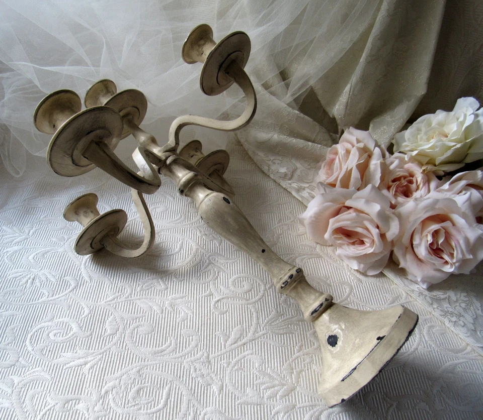 Candelabro rústico de 5 puntas, blanco antiguo, decoración de granja angustiada, barroco, evento Foto 4 de 4