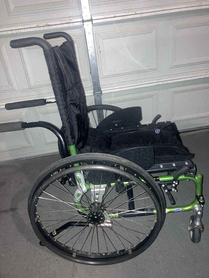 Silla de ruedas manual funciona muy bien plegable ligera Foto 4 de 4