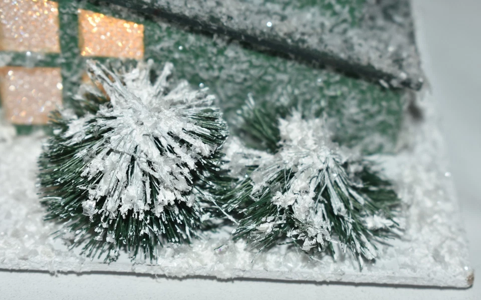 Casa de papel iluminada MCM moderna de mediados de siglo West Elm adorno de Navidad Foto 3 de 4