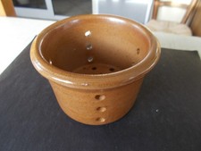 Ancienne faisselle, égouttoir à fromage, grès vernissé marron.