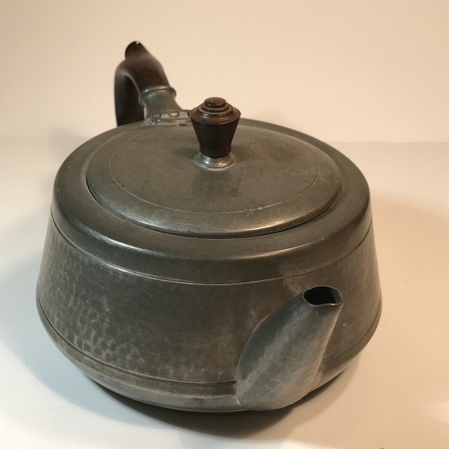 Knighthood Old English Leadless Pewter Hand Hammered Tea Pot Wood