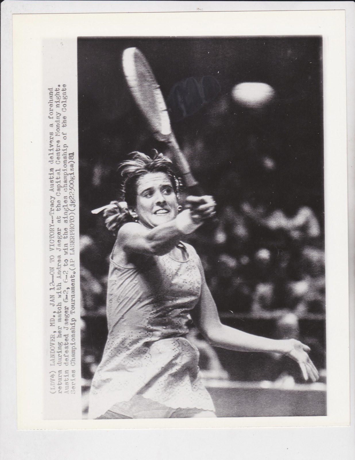 TRACY AUSTIN DEFEATS ANDREA JAEGER COLGATE SERIES ORIGINAL 8X10 AP WIRE ...