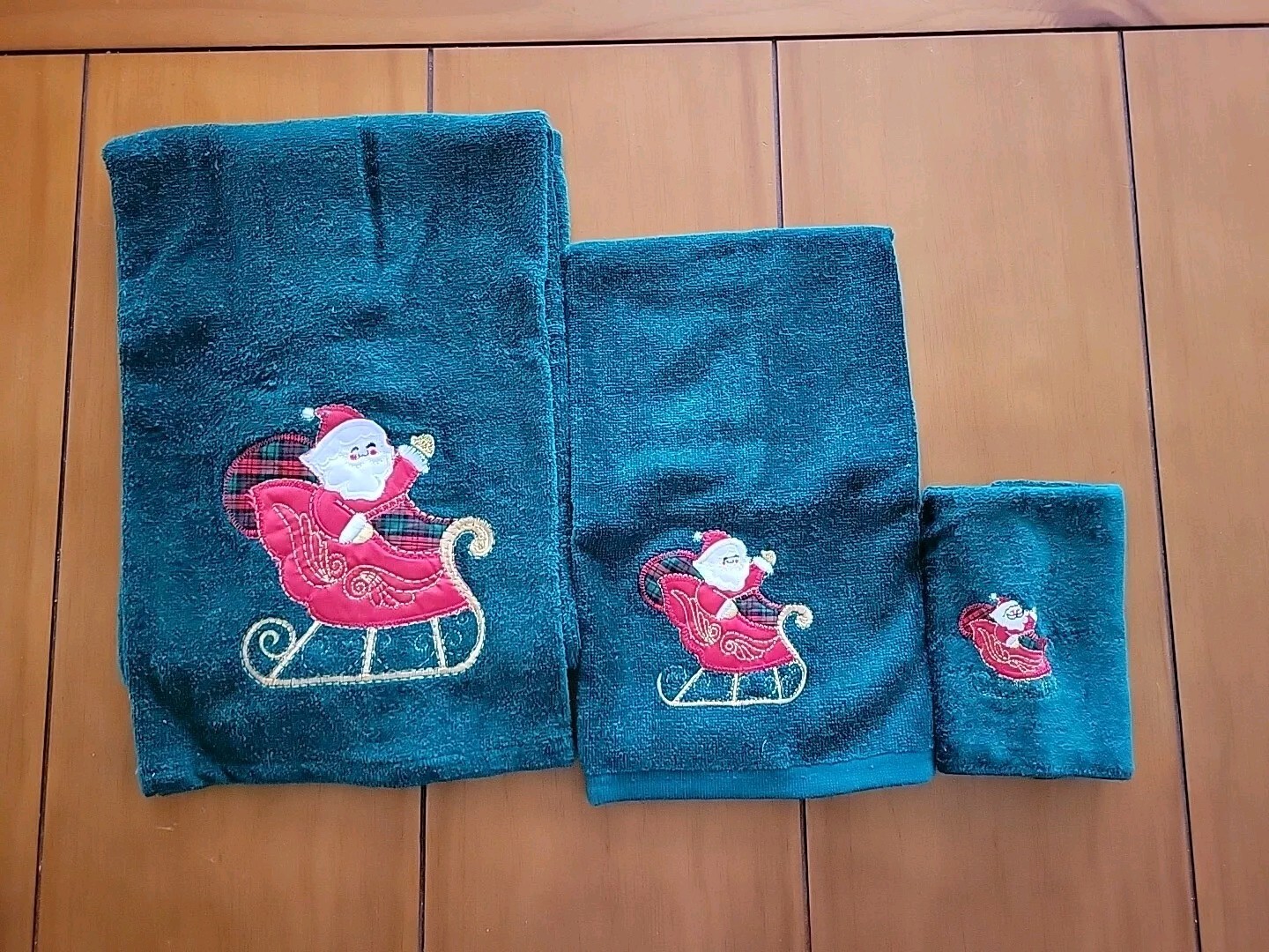 S Bath Towel Set 3 Pc Green Santa Embroidered Hand Wash Clot