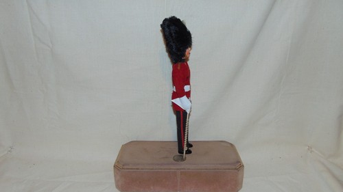 MUÑECA DE PLÁSTICO INGLÉS DE COLECCIÓN OJOS SOÑOLIENTOS GUARDIA REAL 10" DE ALTO - Imagen 5 de 6