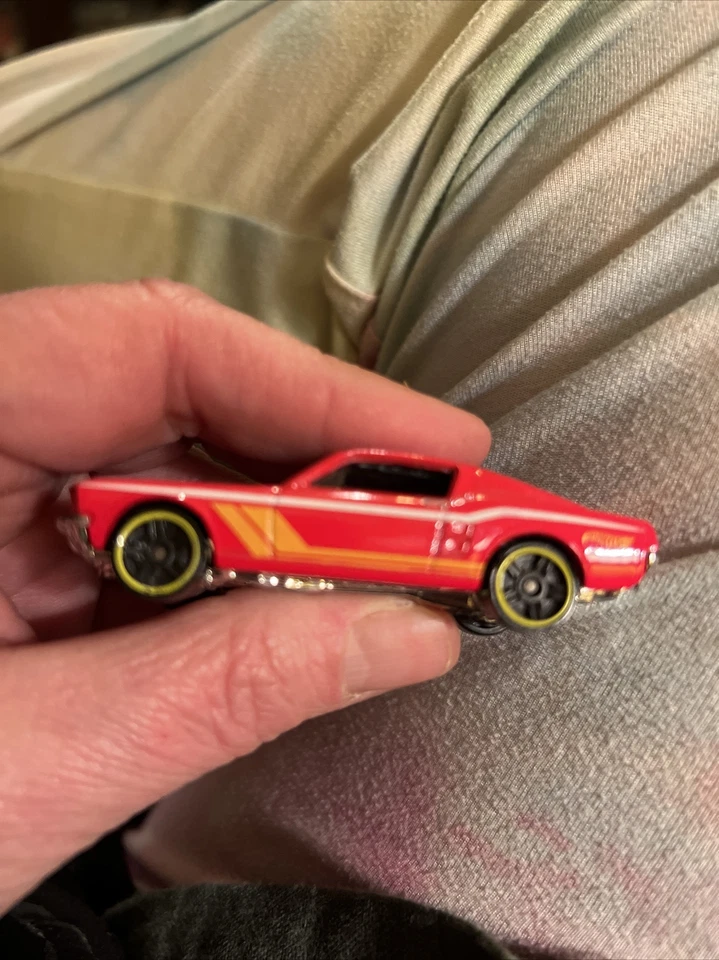 Ford Mustang 1967 cupé rojo Hot Wheels con rayas amarillas R7520 Foto 3 de 4