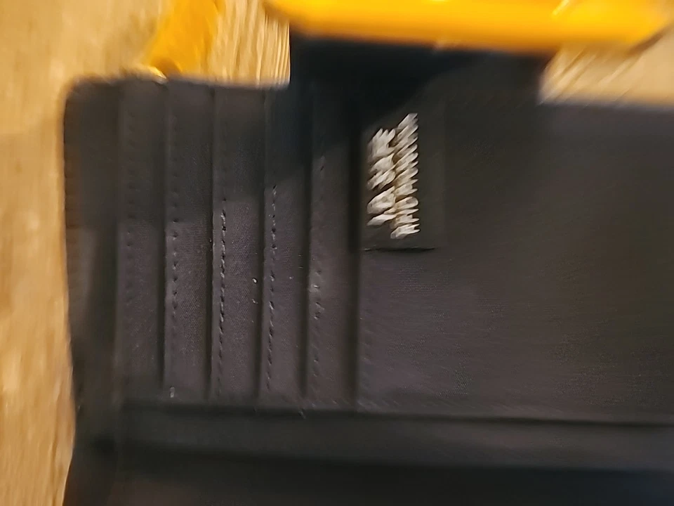 Cartera compacta con logotipo de Nautica indexadora de pestañas imitación cremallera alrededor alcance más cercano amarillo Foto 4 de 4