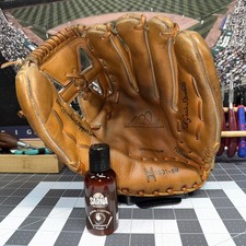 1970s Era Hollander 1531-SM Sam McDowell Yankee Clipper Glove 1970s Era Hollander 1531-SM Sam McDowell Yankee Clipper Glove