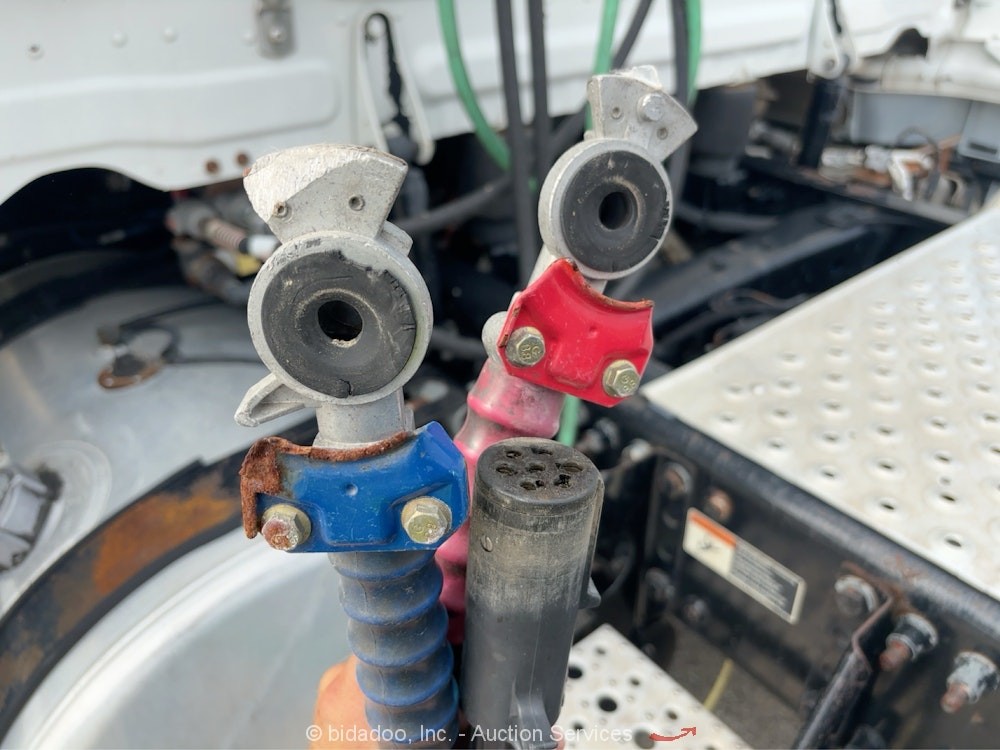 2016 Freightliner Cascadia T/A Daycab Semi Truck Tractor DD13 A/T A/R bidadoo