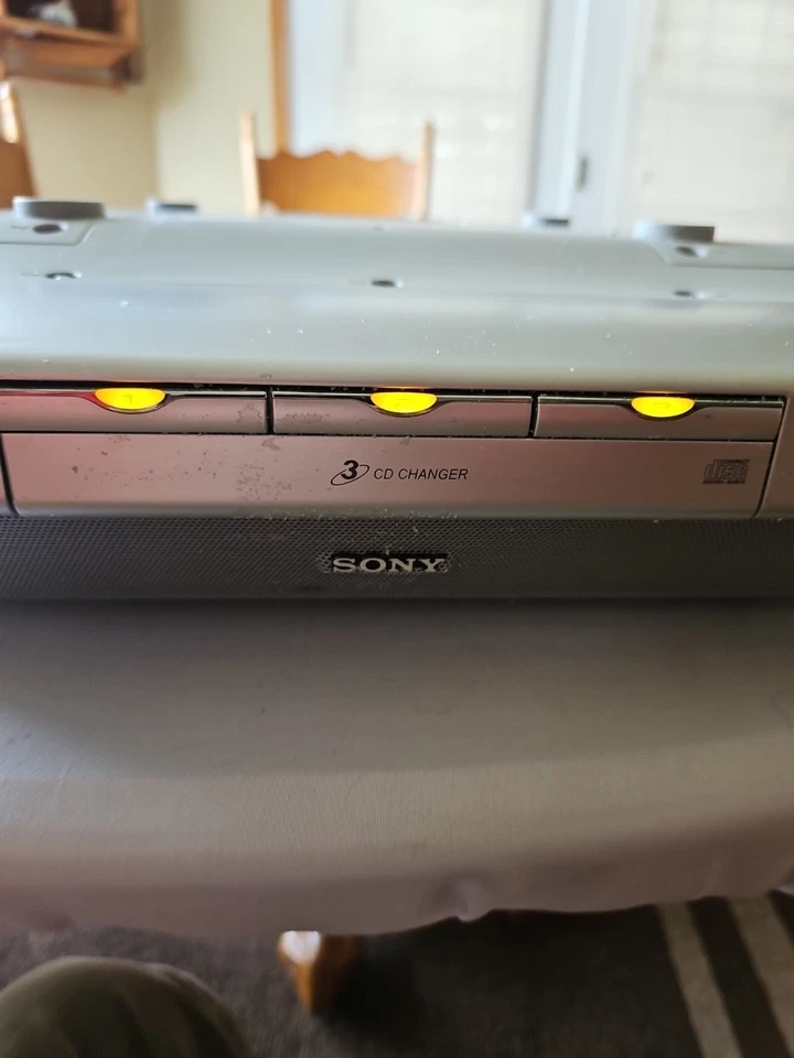 Cambiador de discos Sony debajo del gabinete 3 CD, radio reloj, probado con control remoto ICF-CDK703 Foto 3 de 4