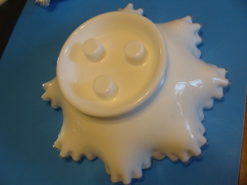 FENTON 3 CUERNOS PLATA CRESTA LECHE VIDRIO VOLANTE EPERGNE FLORERO - Imagen 8 de 10