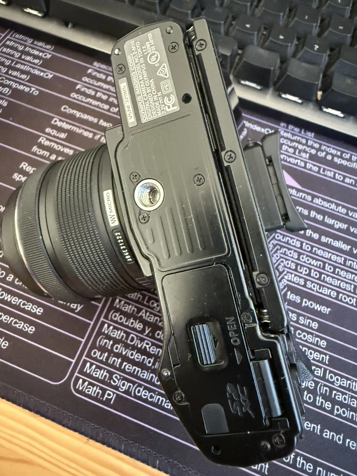 Olympus OM-D E-M10, lente Olympus 14-42 mm, 2 baterías y cargador Foto 2 de 4