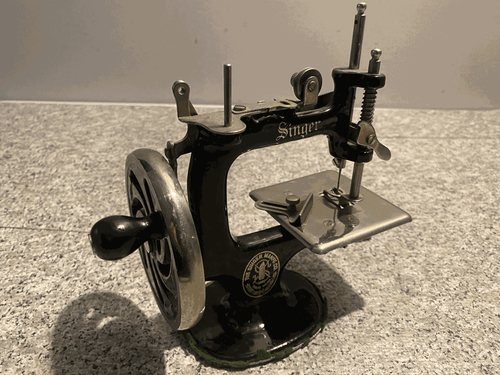 RARE SINGER 20(?) Miniature Child Toy Sewing Machine -older model, script minty - Picture 8 of 10
